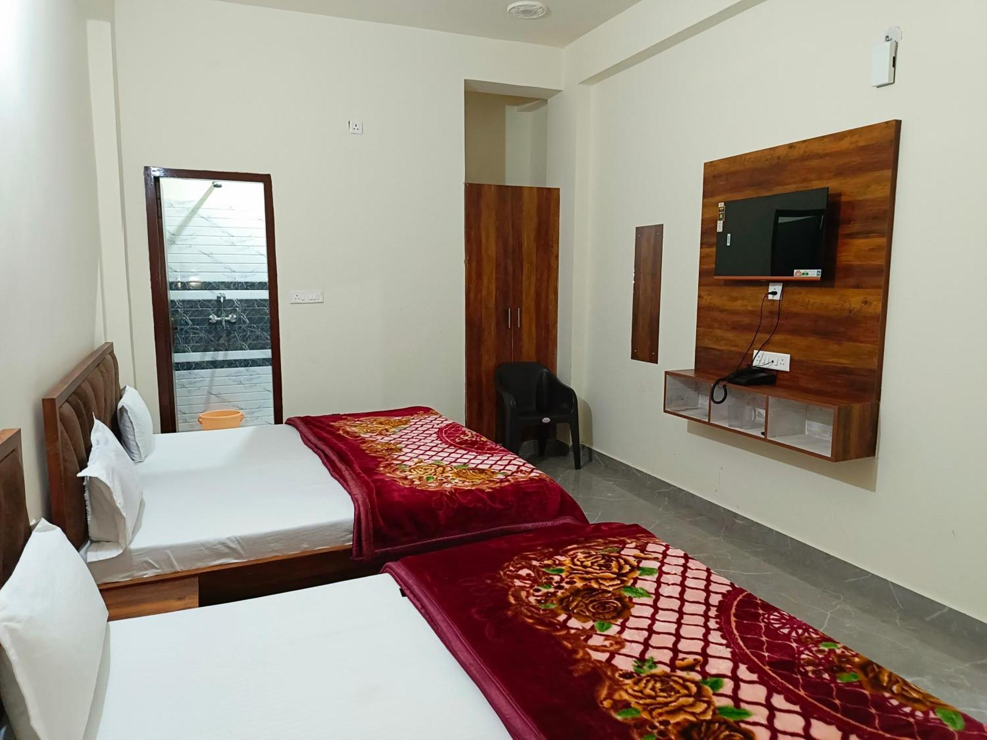 מלון מטורה Shri Girraj Residency מראה חיצוני תמונה