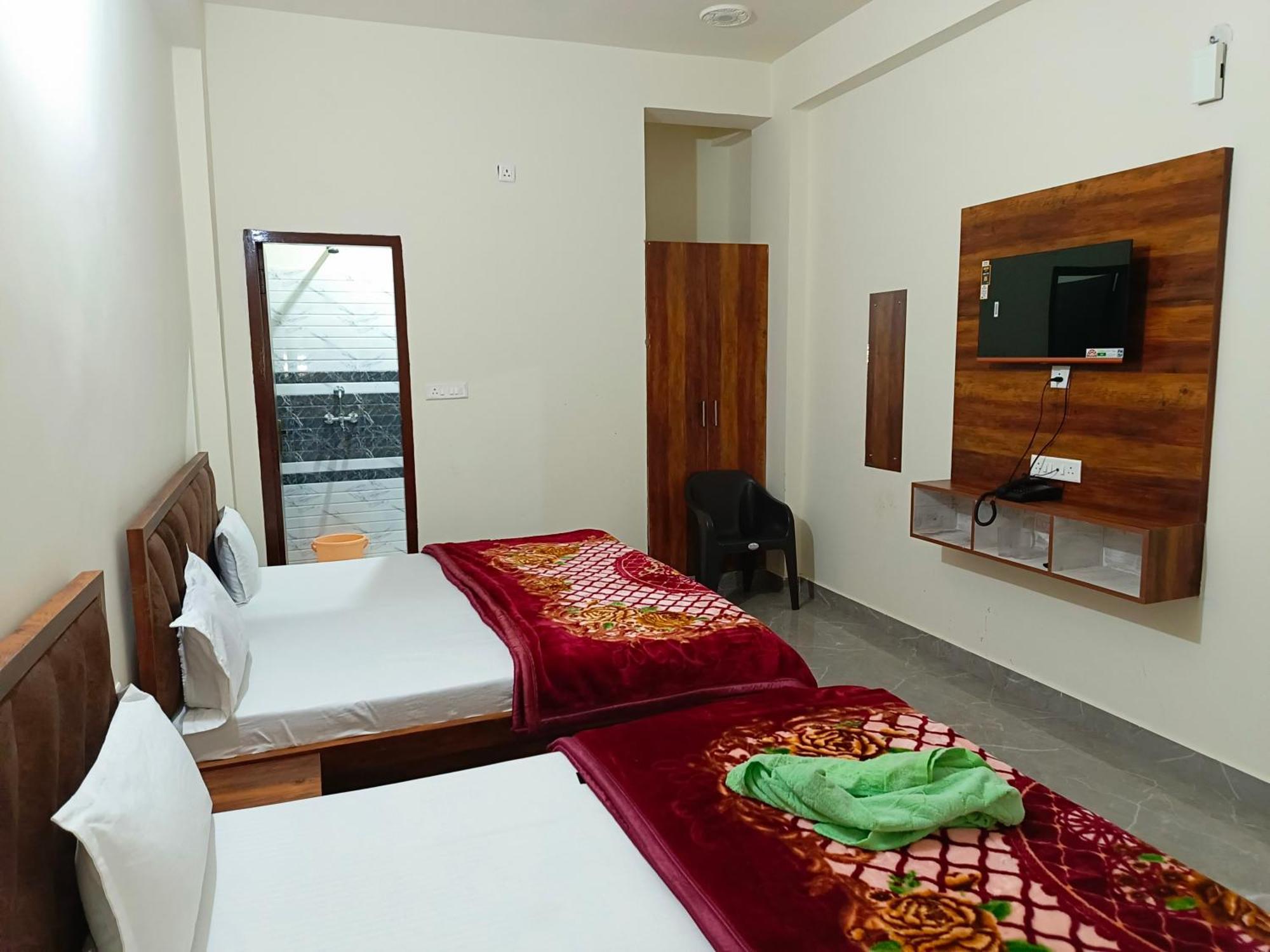 מלון מטורה Shri Girraj Residency מראה חיצוני תמונה