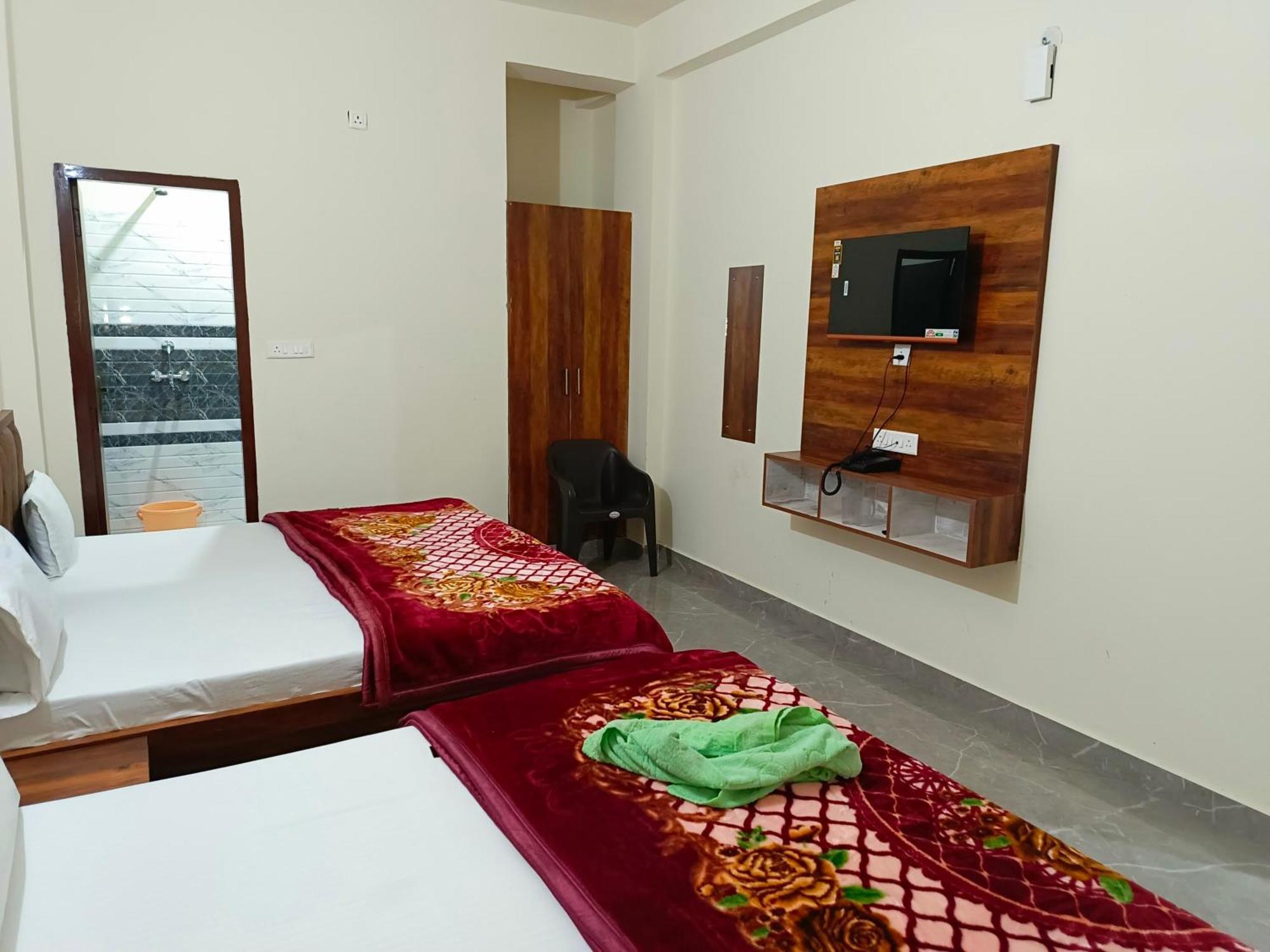 מלון מטורה Shri Girraj Residency מראה חיצוני תמונה