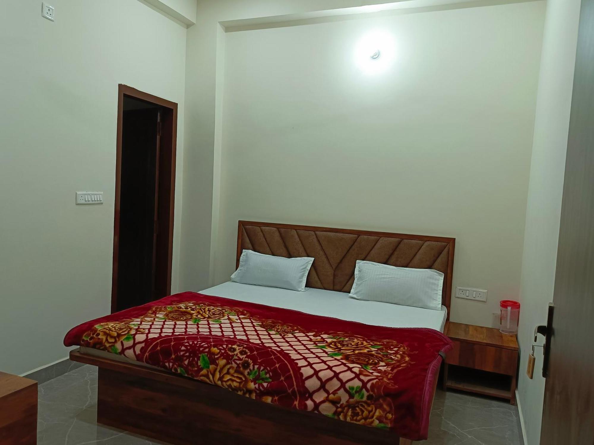 מלון מטורה Shri Girraj Residency מראה חיצוני תמונה