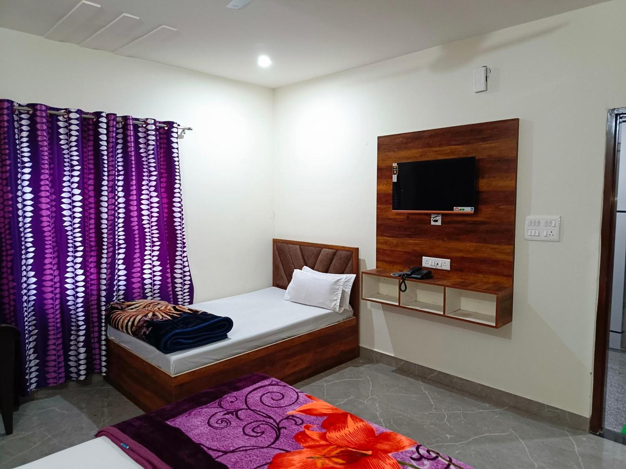 מלון מטורה Shri Girraj Residency מראה חיצוני תמונה