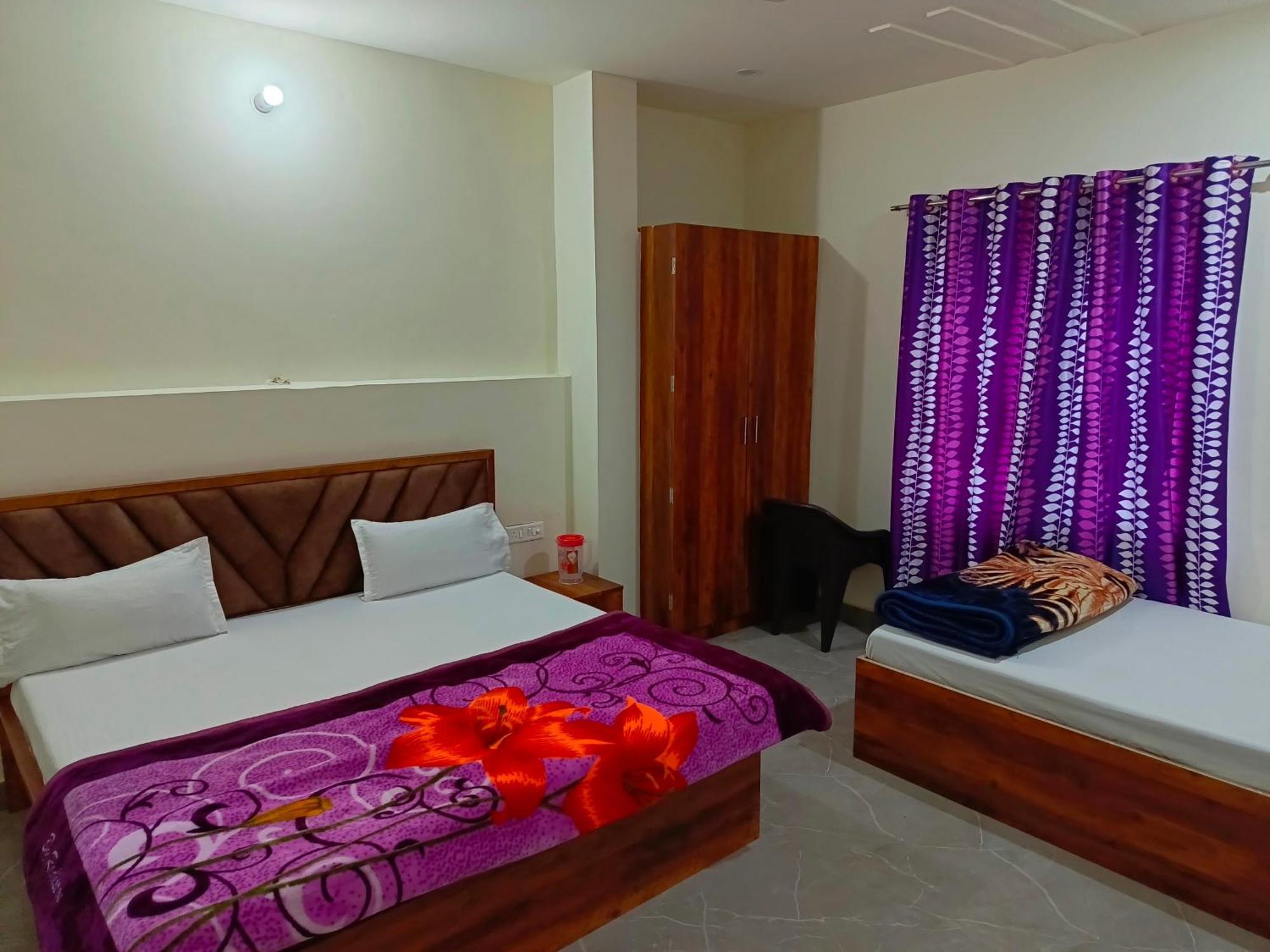מלון מטורה Shri Girraj Residency מראה חיצוני תמונה
