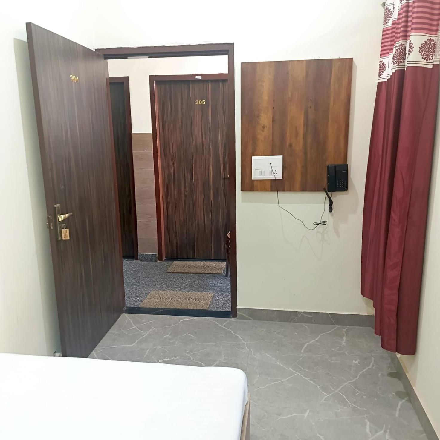מלון מטורה Shri Girraj Residency מראה חיצוני תמונה